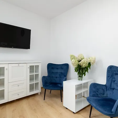 Apartment Family With Parking By Renters *