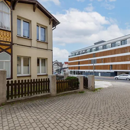 Family With Parking By Renters Lejlighed *
